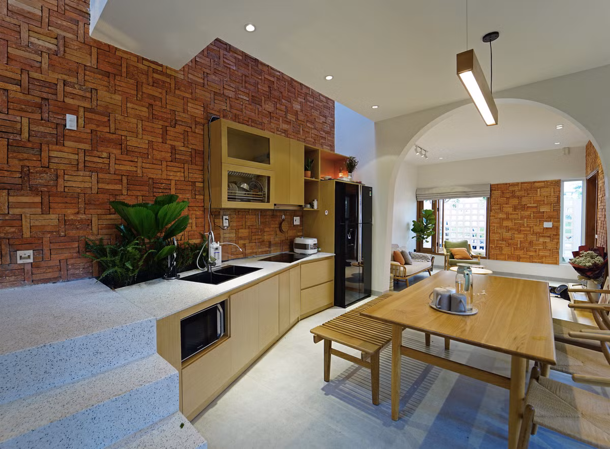 Bếp không quá rộng nhưng tiện nghi.