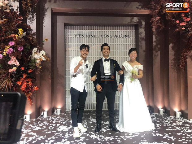 Đáng chú ý nhất là món chính bao gồm cá và tôm hấp sốt dashi nấm truffle. Nước dùng dashi là đặc trưng quen thuộc của các đầu bếp Nhật Bản khi chế biến món ăn. Còn nấm truffle lại được mệnh danh là nấm "bạc tỷ" với giá cả đắt đỏ, được giới quý tộc châu Âu dùng trong nấu nướng từ thời xa xưa. Ảnh: Sports