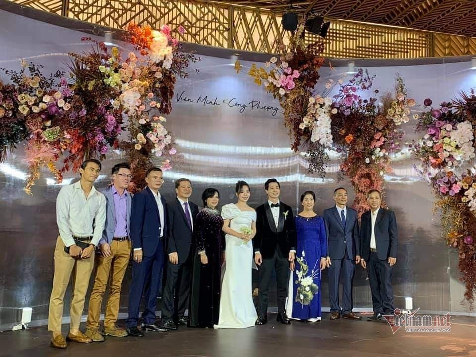 Trong tiệc đãi khách tối nay, cô dâu khoác lên mình chiếc váy có thiết kế tối giản, không đính kết cầu kì, cũng không bồng xoè, diêm dúa. Ảnh: Vietnamnet.