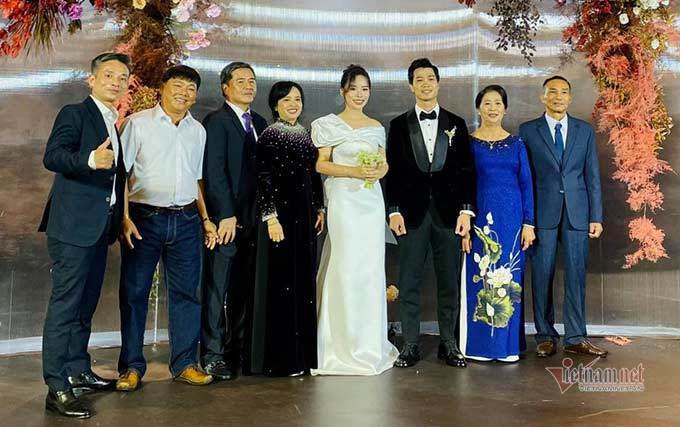 Đơn giản là vậy nhưng loại hoa này lại có giá không hề rẻ. Muốn sở hữu bó hoa này phải đặt trước ít nhất 15 ngày. Một bó hoa linh lan thường có 100-150 cành, có chi phí dao động từ 18 - 30 triệu đồng/bó. Ảnh: Vietnamnet.