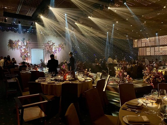 Tiệc cưới của Công Phượng - Viên Minh diễn ra tại nơi sang chảnh bậc nhất Sài Thành, được trang hoàng lộng lẫy. Ảnh: Công lý &amp; xã hội.