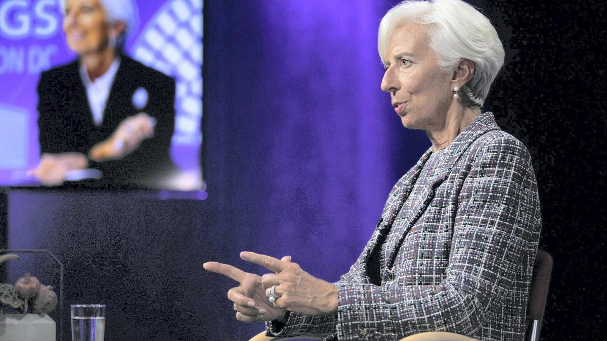 Bà Christine Lagarde sinh năm 1956 tại Thủ đô Paris, là một luật sư thành công người Pháp. Bà Christine Lagarde từng đảm nhiệm các cương vị quan trọng như cựu Bộ trưởng Bộ thương mại thời thủ tướng Dominique de Villepin và cựu Bộ trưởng Bộ Nông nghiệp thời thủ tướng François Fillon. Ảnh: The National.