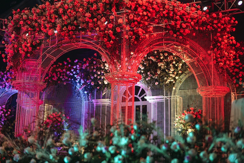 Riêng tiền hoa tươi dùng trang trí là hơn 200 triệu đồng. Ảnh: Báo giao thông.