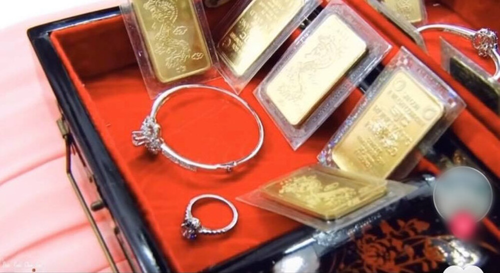 Không kém gì nhà trai, phía nhà gái cũng trao của hồi môn vô cùng long trọng với giá trị khủng bao gồm nhẫn kim cương, vàng miếng, bộ trang sức bằng vàng...Toàn bộ tiền nạp tiền và phụ mâm cỗ cũng được nhà gái cho cô dâu, chú rể làm vốn. Ảnh: Saostar.