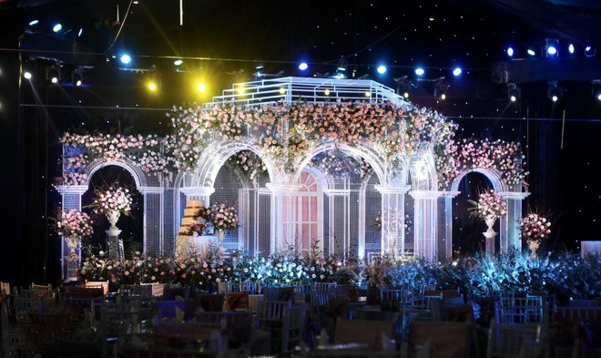 Trung vệ tuyển Việt Nam sử dụng 3000m2 sân bóng đá Giao Tác - nơi gắn bó với nhiều kỷ niệm tuổi thơ của chú rể, làm rạp cưới và phủ kín bởi hàng triệu bông bông hồng Đà Lạt được chuyển ra bằng máy bay. Ảnh: Báo giao thông.