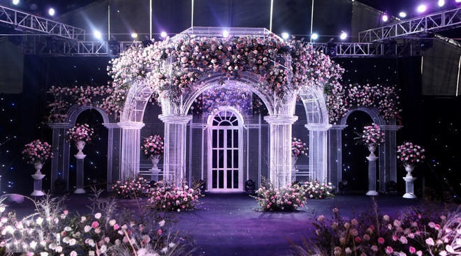 Không gian tiệc cưới tại quê nhà Duy Mạnh. Tất cả được đầu tư hoành tráng về hoa tươi, âm thanh, ánh sáng…Ảnh: Báo giao thông.