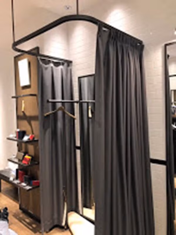 Gương ở các siêu thị đa phần sẽ giúp bạn trông cao hơn, làn da trắng hơn để phù hợp với mọi màu sắc của trang phục. Đây chính là tuyệt chiêu giúp tăng doanh số bán hàng của siêu thị. Nguồn ảnh: Internet