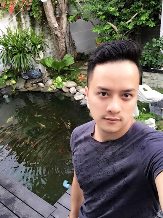 Trước đó, trong căn biệt thự vườn ở quận 7, nam ca sĩ đã sở hữu một hồ cá Koi tiền tỷ.