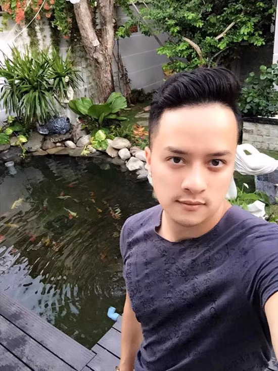Trước đó, trong căn biệt thự vườn ở quận 7, nam ca sĩ đã sở hữu một hồ cá Koi tiền tỷ.