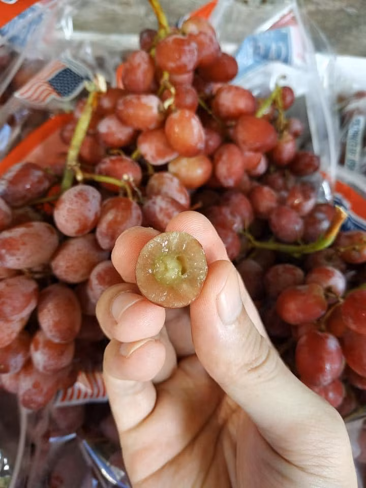 Chị Lan nói: "Dù cũng biết đây là nho Trung Quốc nhưng tôi vẫn mua bởi thấy cuống tươi, ngon, giá lại vừa túi tiền. Khi ăn tôi thường ngâm nước muối sạch sẽ để đảm bảo vệ sinh". Nguồn ảnh: Facebook