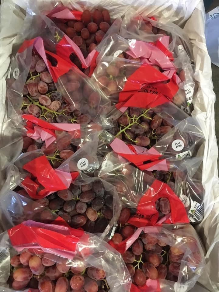 Theo chị Duyên, đây là nho rừng nội địa Trung, quả nhỏ nhưng ăn giòn, ngọt lịm, không có hạt nên ai cũng chuộng mua. Có ngày, chị Duyên về cả trăm thùng nho cũng hết sạch.