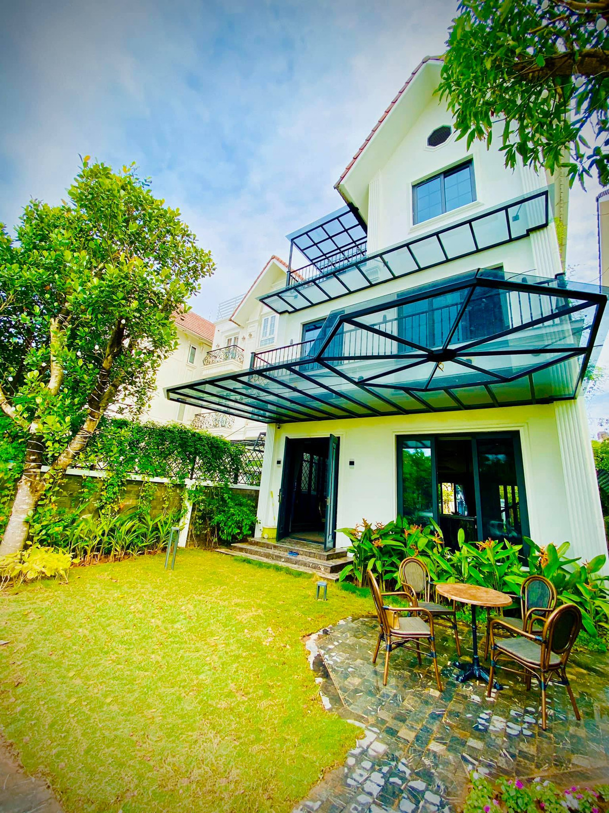 Vườn sau là không gian thưởng trà lãng mạn. Nguồn ảnh: FBNV.