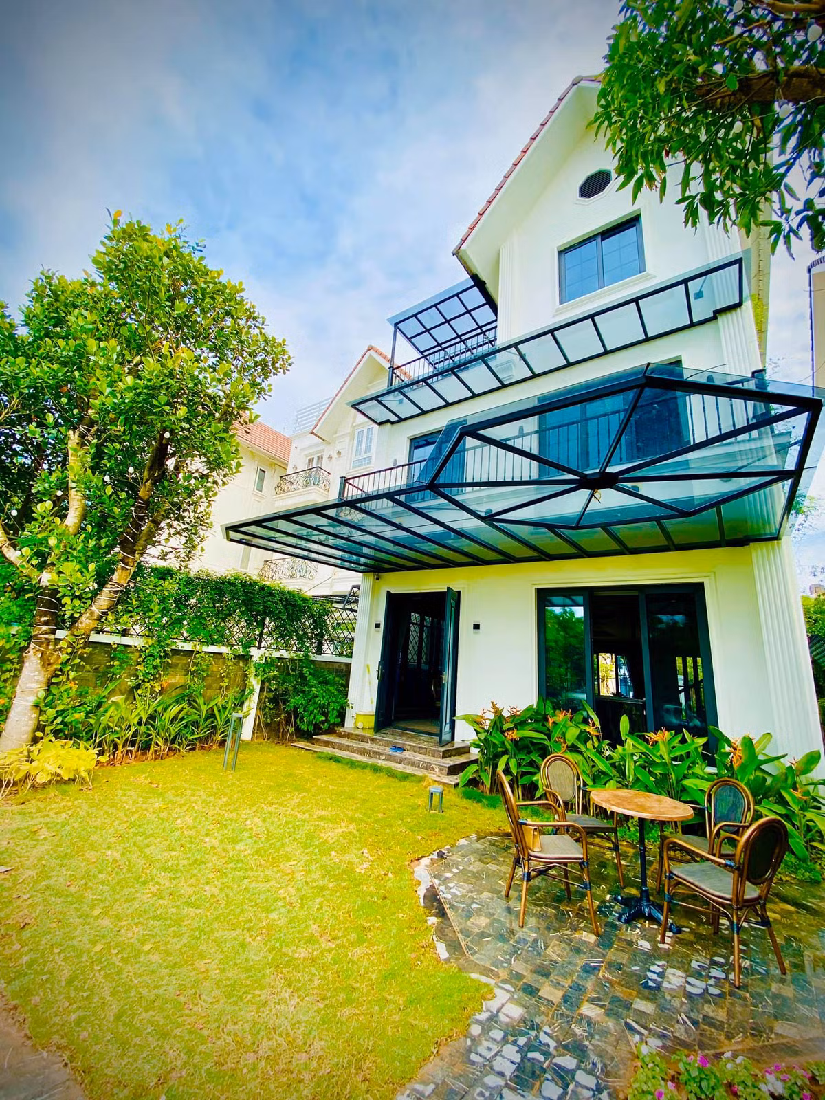 Vườn sau là không gian thưởng trà lãng mạn. Nguồn ảnh: FBNV.