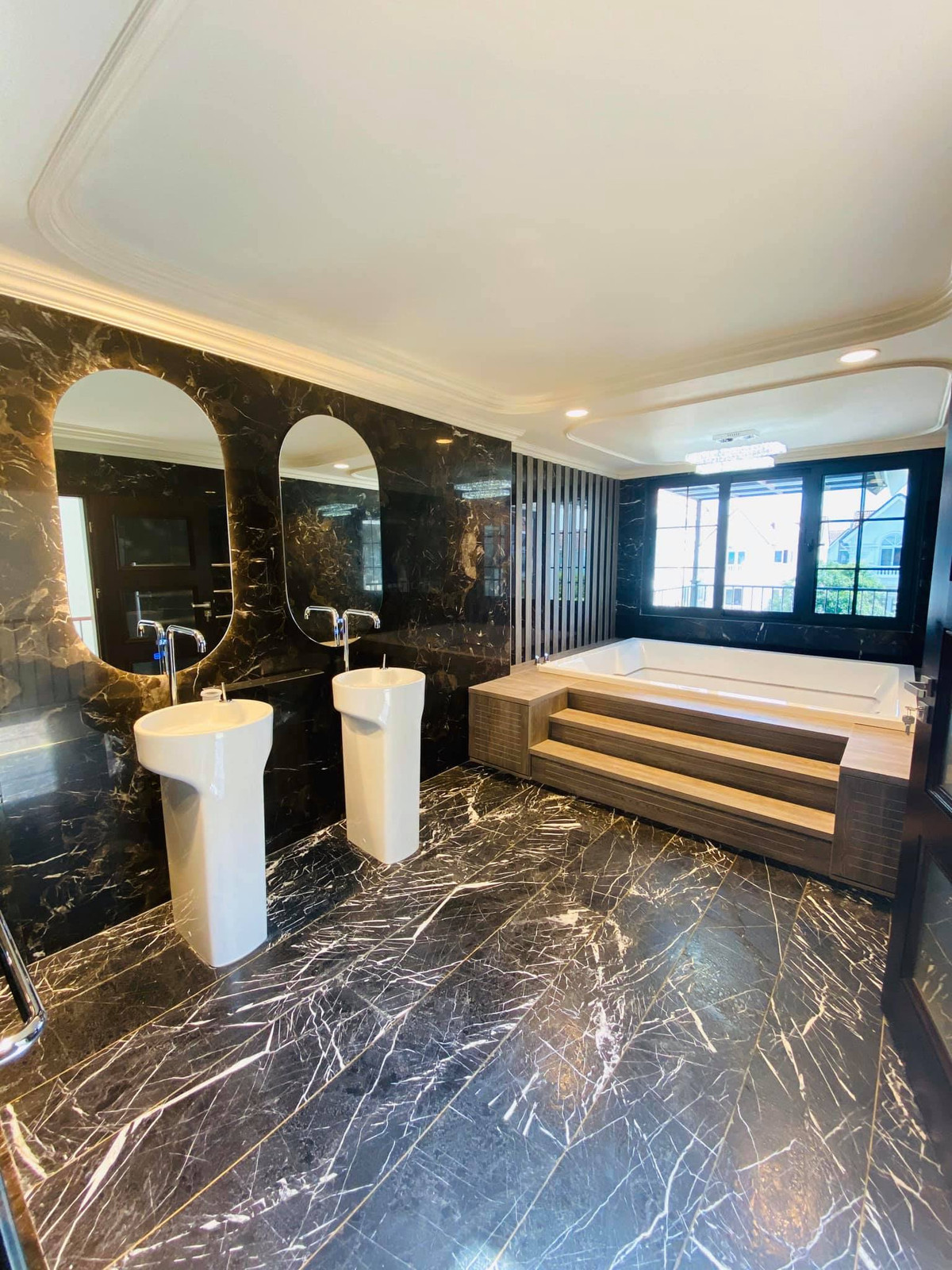 Diễn viên Lã Thanh Huyền còn thiết kế riêng một khu spa, bồn tắm thư giãn.