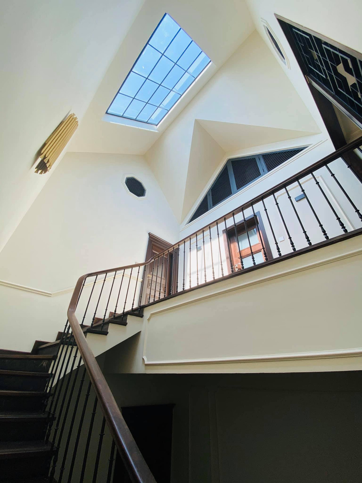 Khu vực áp mái lấy ánh sáng cho căn nhà.