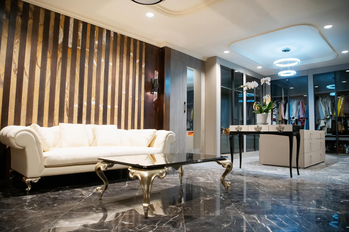 Không gian rộng rãi để quần áo, đồ hiệu của Lã Thanh Huyền