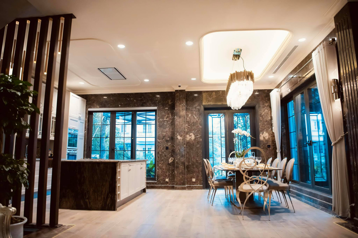 Nội thất phía trong biệt thự được bày trí theo phong cách Châu Âu hiện đại.