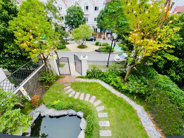 Căn biệt thự của Lã Thanh Huyền tọa lạc tại nơi có giá đất cao nhất nhì tại Hà Nội, với diện tích sàn 450m2 và 150m2 sân vườn.