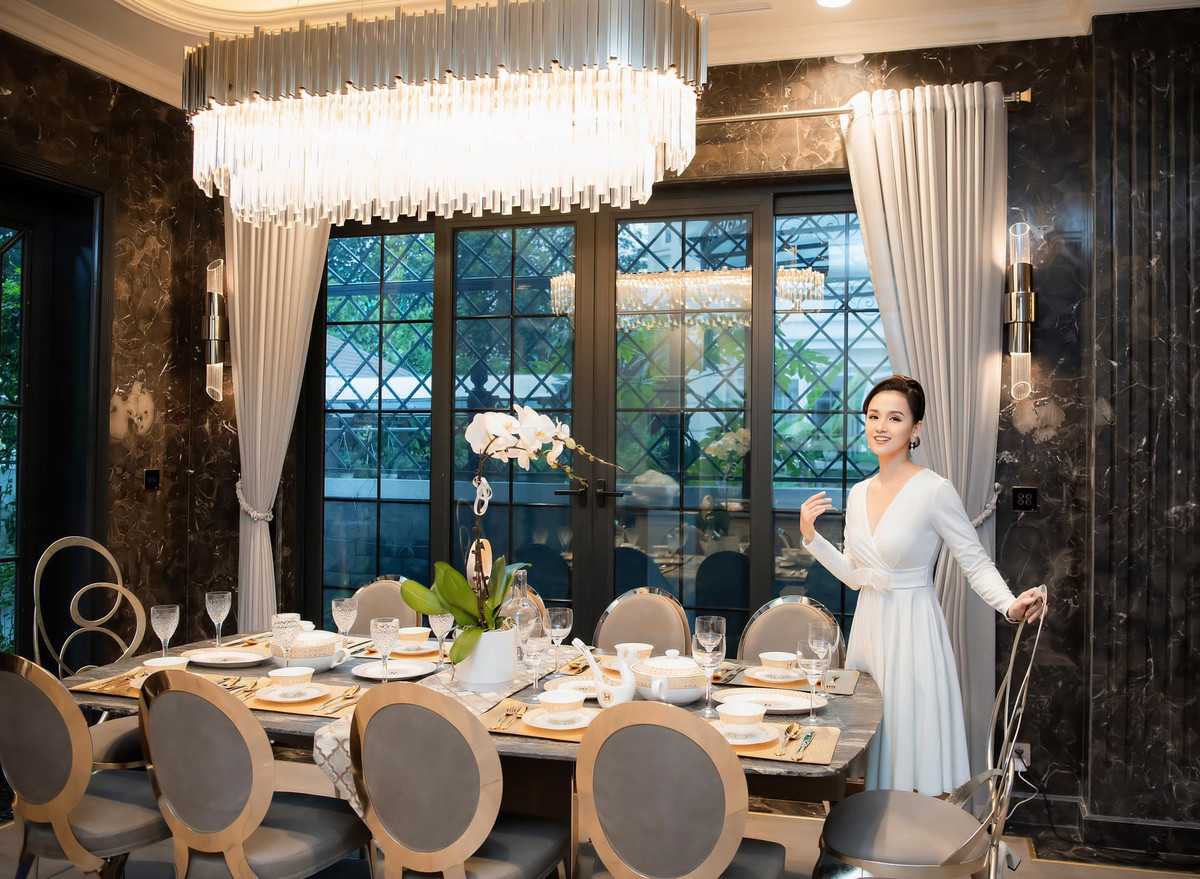 Mới đây, trên trang cá nhân, Lã Thanh Huyền hé lộ trọn vẹn mọi ngóc ngách trong căn hộ bạc tỷ của cô tại Hà Nội.