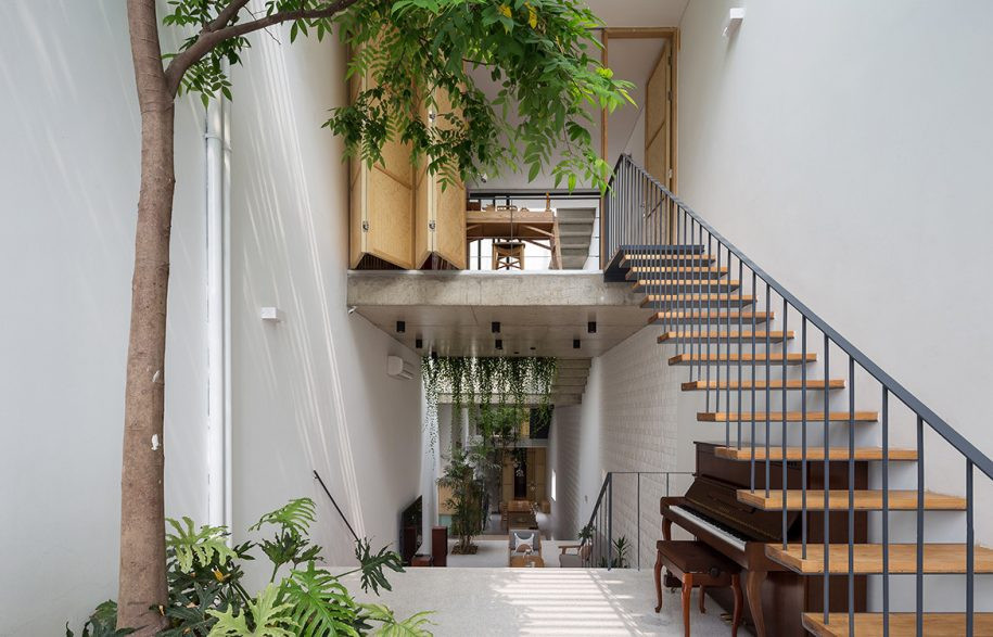 Bên trong, căn nhà lấy cảm hứng từ những ngôi nhà cổ ở Hà Nội, được bố trí bốn khu vườn chính và 10 bồn cây lớn đan xen.