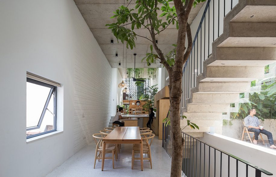 Không gian sinh hoạt chung gồm phòng khách, thư viện, phòng ăn và bếp được sắp xếp và bố trí với những độ cao sàn khác nhau và kết nối bằng bậc thang.