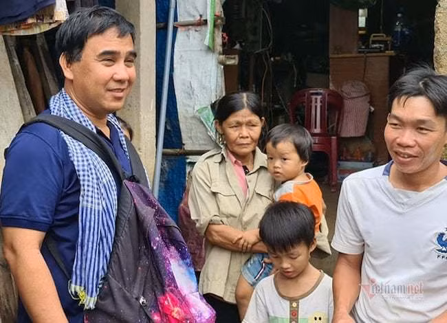  MC Quyền Linh được khán giả yêu mến không chỉ bởi những dự án nghệ thuật hay mà còn ở lối sống giản dị. Những ngày gần đây, nam MC quốc dân cùng ê kíp đang trong lịch trình ủng hộ đồng bào miền Trung lũ lụt. Ảnh: Vietnamnet.