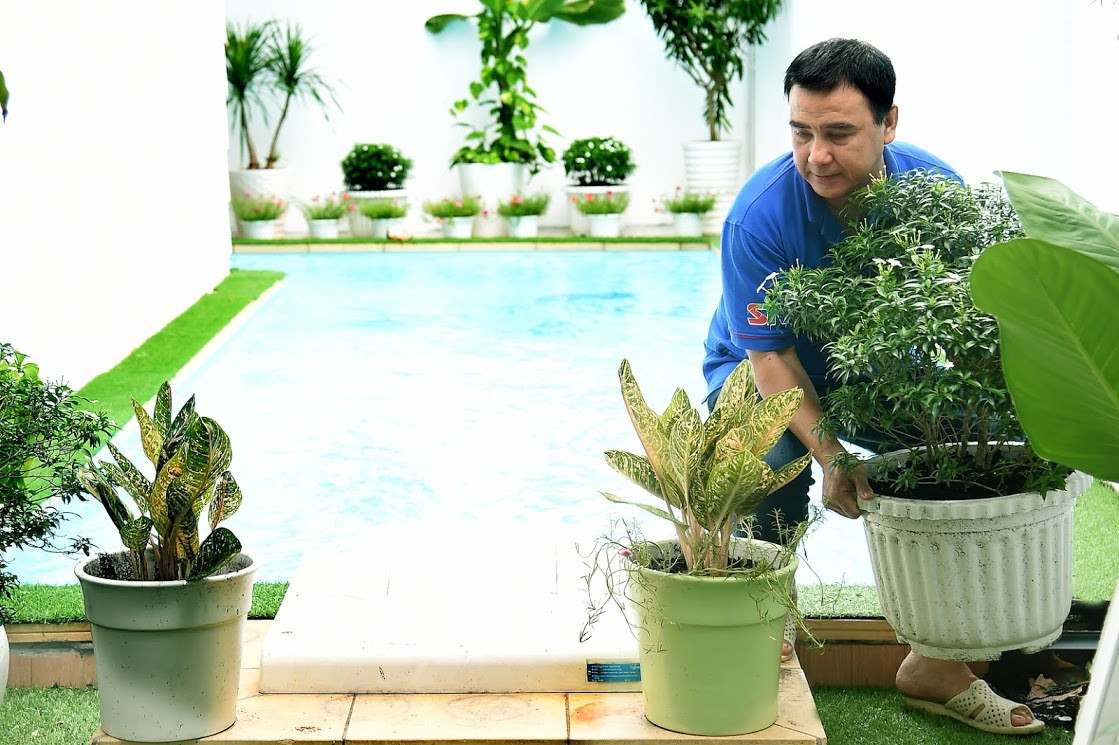 Thời gian rảnh, Quyền Linh thường tự tay cắt tỉa, chăm sóc cây trong vườn. Ảnh: Người đưa tin
