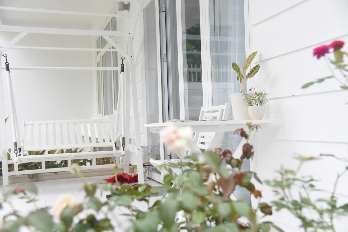 Hoa hồng có mặt khắp nơi trong nhà MC Quyền Linh, từ bờ tường đến phòng ngủ, phòng khách. Ảnh: Vietnamnet.