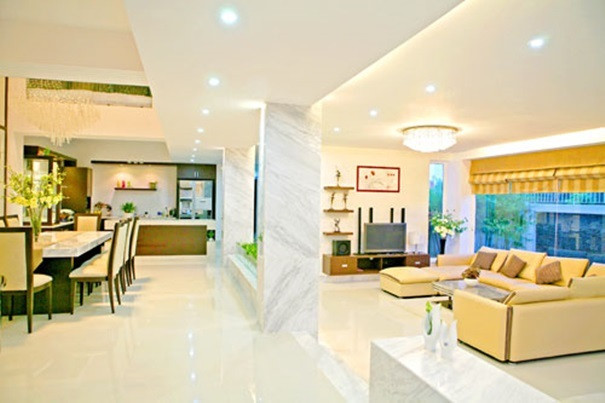 Phòng ăn và phòng khách được thiết kế mở để tạo ra không gian rộng rãi và thoải mái hơn. Ảnh: FBNV.