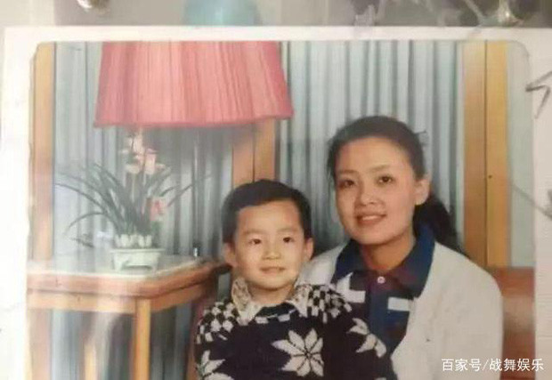 Uông Tiểu Phi là con trai duy nhất của bà Trương Lan - người sáng lập tập đoàn Tiếu Giang Nam. Khi mới lên 10 tuổi, Uông Tiểu Phi đã được mẹ đưa sang Pháp du học và sau đó trở về tiếp quản công việc kinh doanh của gia đình.