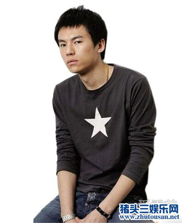 Vương Thước được mệnh danh là thiếu gia ngông cuồng nhất Bắc Kinh. Dù chỉ tốt nghiệp cấp 2, nhưng Vương Thước có chỗ dựa vô cùng vững chắc là cha của mình - ông Vương Chí Tài, đại gia kinh doanh trong lĩnh vực bất động sản.