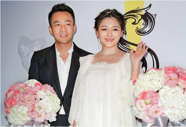 Sau hàng loạt bê bối tình cảm với loạt ngôi sao nổi tiếng như Trương Vũ Kỳ, Châu Tấn, Chương Tử Di, An Dĩ Hiên...Uông Tiểu Phi cuối cùng cũng về chung một nhà với mỹ nhân "Vườn Sao Băng" Từ Hy Viên.