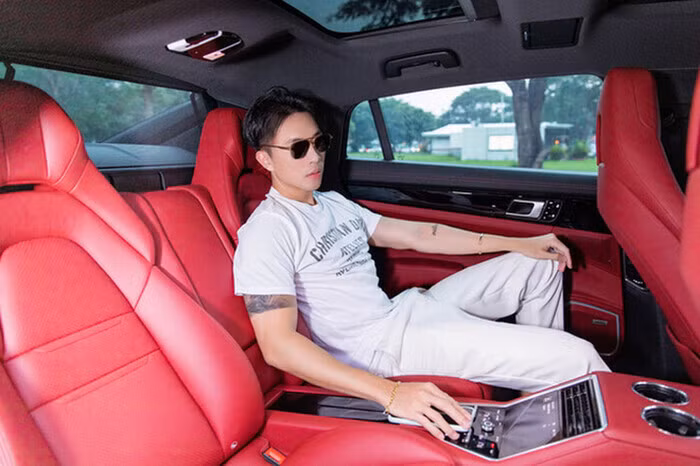 Chàng trai trẻ thường xuyên đăng ảnh khoe chiếc xế hộp mui trần của mình.