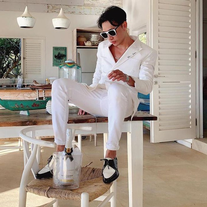 Sau hành trình 11 năm, Jason Nguyễn khiến tất cả bất ngờ trước sự thay đổi ngoạn mục: từ chàng trai vóc dáng nhỏ con, nước da ngăm đen, ăn mặc kém hấp dẫn trở thành Giám đốc điển trai.