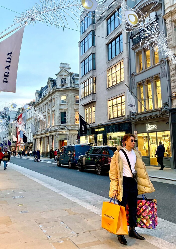 CEO Jason Nguyễn cũng khiến nhiều cô gái chao đảo vì cách hưởng thụ cuộc sống giàu sang.