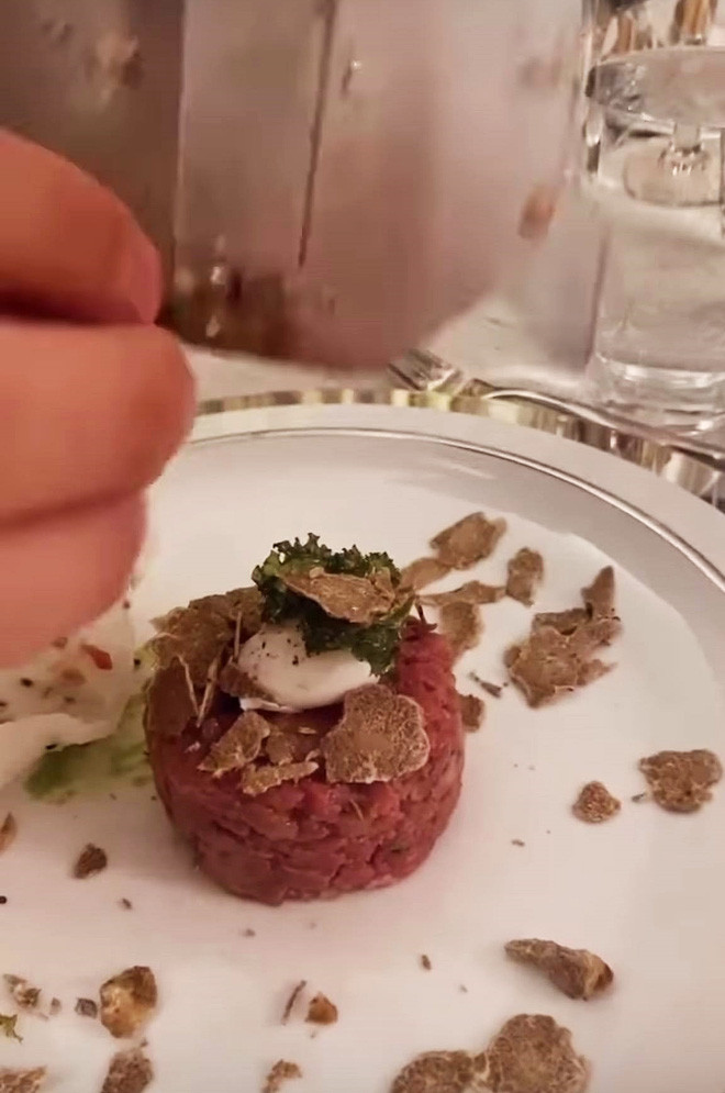 Thảo Tiên thưởng thức bữa tối với nhiều cách chế biến nấm truffle khác nhau, từ bào nhỏ sợi nấm cho đến cắt lát rắc lên các đĩa thức ăn. Ảnh: FBNV