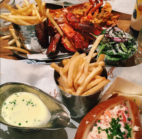 Trong mỗi chuyến du lịch, Tiên Nguyễn thường đăng tải nhiều hình ảnh cùng bạn bè thưởng thức các món sang chảnh. Ảnh: FBNV