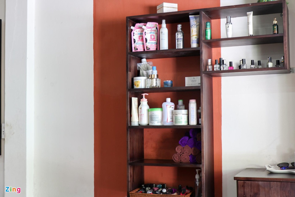 Căn nhà cũng nơi mẹ hoa hậu mở cơ sở làm đẹp. Ảnh: Zing.