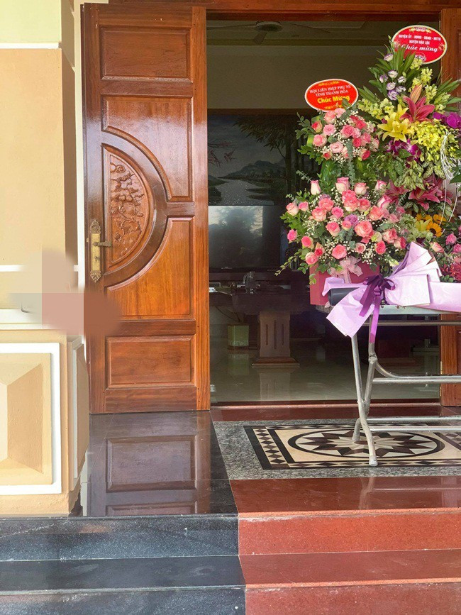 Cửa ra vào và bàn uống nước trong nhà đều làm bằng gỗ nguyên khối. Ảnh: 2sao.