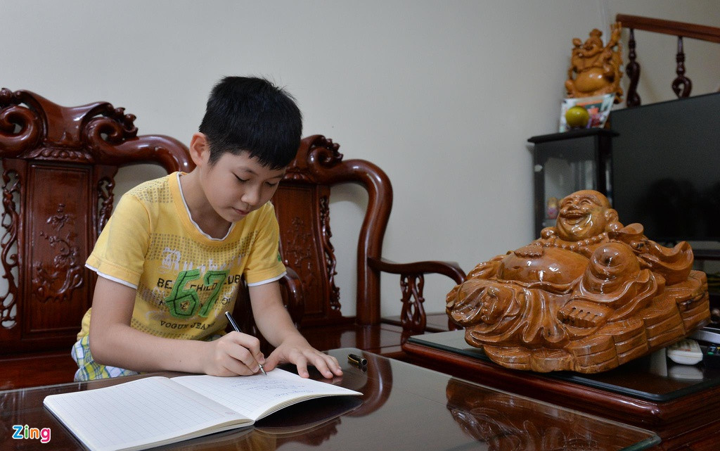 Phòng khách nhà Hoa hậu Lương Thùy Linh được bày biện đơn giản. Ảnh: Zing.