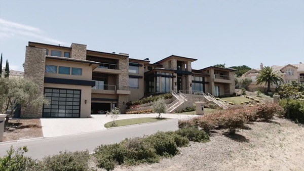 Biệt thự nằm trên diện tích đất khoảng 4.000m2 cùng nội thất xa hoa, lộng lẫy không kém gì khách sạn 5 sao.