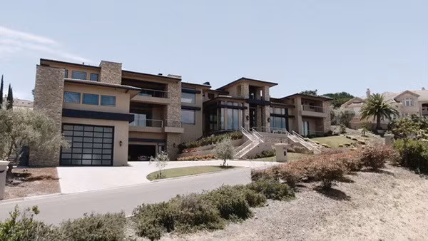 Biệt thự nằm trên diện tích đất khoảng 4.000m2 cùng nội thất xa hoa, lộng lẫy không kém gì khách sạn 5 sao.