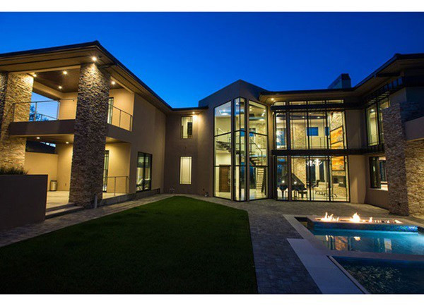 Với mục đích là nơi ở tiện nghi nhất có thể, vợ chồng Đan Trường thiết kế tỉ mỉ từ phòng khách, nhà bếp tới quầy bar, nơi để rượu, phòng chiếu phim, khu vực BBQ ngoài trời, bể bơi...