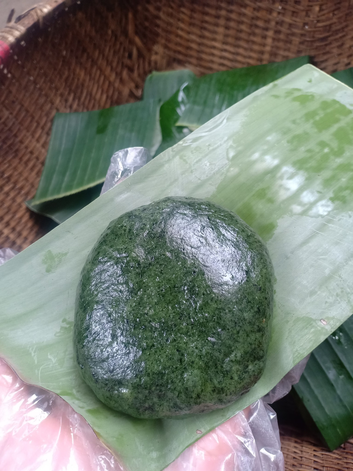 Một số tiểu thương bán online cho biết bán trung bình mỗi ngày gần 1.000 chiếc bánh ngải. Khách mua hầu hết là các chị em văn phòng, mẹ bỉm sữa và chuỗi cửa hàng thực phẩm sạch.