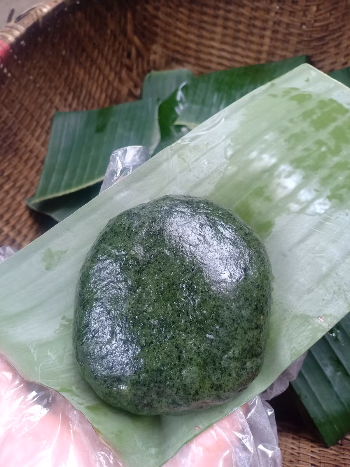 Một số tiểu thương bán online cho biết bán trung bình mỗi ngày gần 1.000 chiếc bánh ngải. Khách mua hầu hết là các chị em văn phòng, mẹ bỉm sữa và chuỗi cửa hàng thực phẩm sạch.