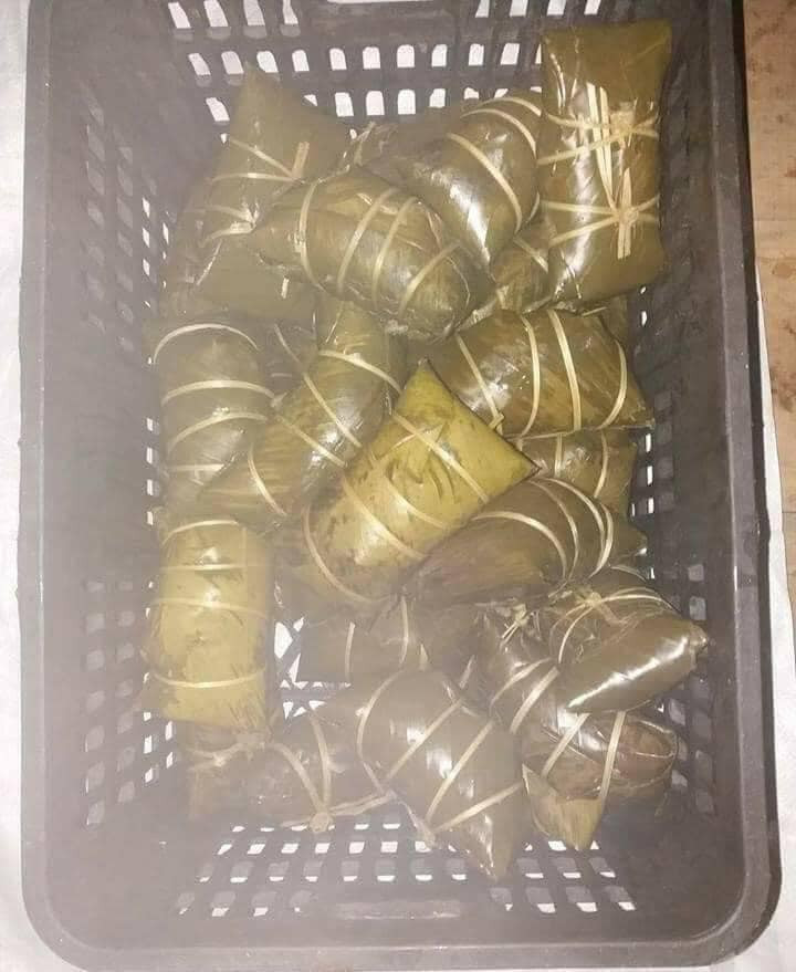 So với bánh chưng thường, bánh chưng gù có hình dạng khá độc đáo. Mỗi ngày, các tiểu thương bán ra thị trường từ 200 - 500 chiếc, thu về cả triệu đồng tiền lãi.