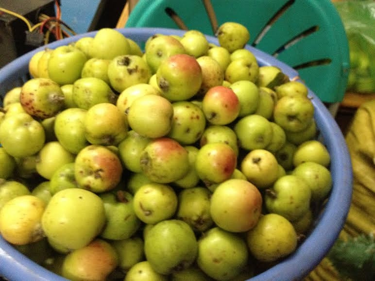 Tranh thủ giá rẻ lúc cuối vụ, nhiều người mua gom cả chục cân táo mèo. Đa phần, họ mua về ngâm rượu hoặc làm giấm táo để ăn quanh năm.