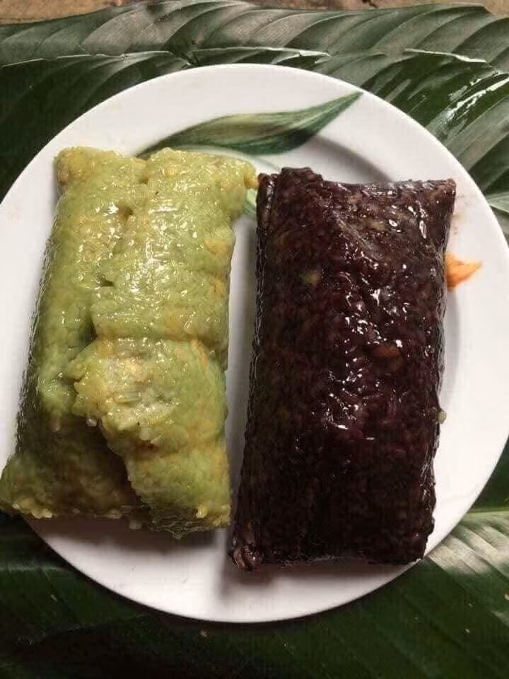 Bánh chưng gù được rao bán lẻ trên chợ mạng với giá 25.000 - 30.000 đồng/chiếc. Giá buôn từ 18.000 - 22.000 đồng/chiếc.