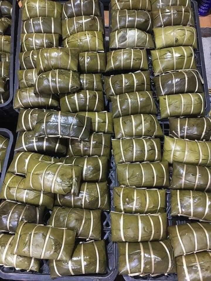  Bánh chưng gù Hà Giang cũng đang được nhiều chị em Hà thành ưa chuộng bởi nguyên liệu sạch. Phần nhân đều làm từ thịt lợn rừng, rất thơm ngon.