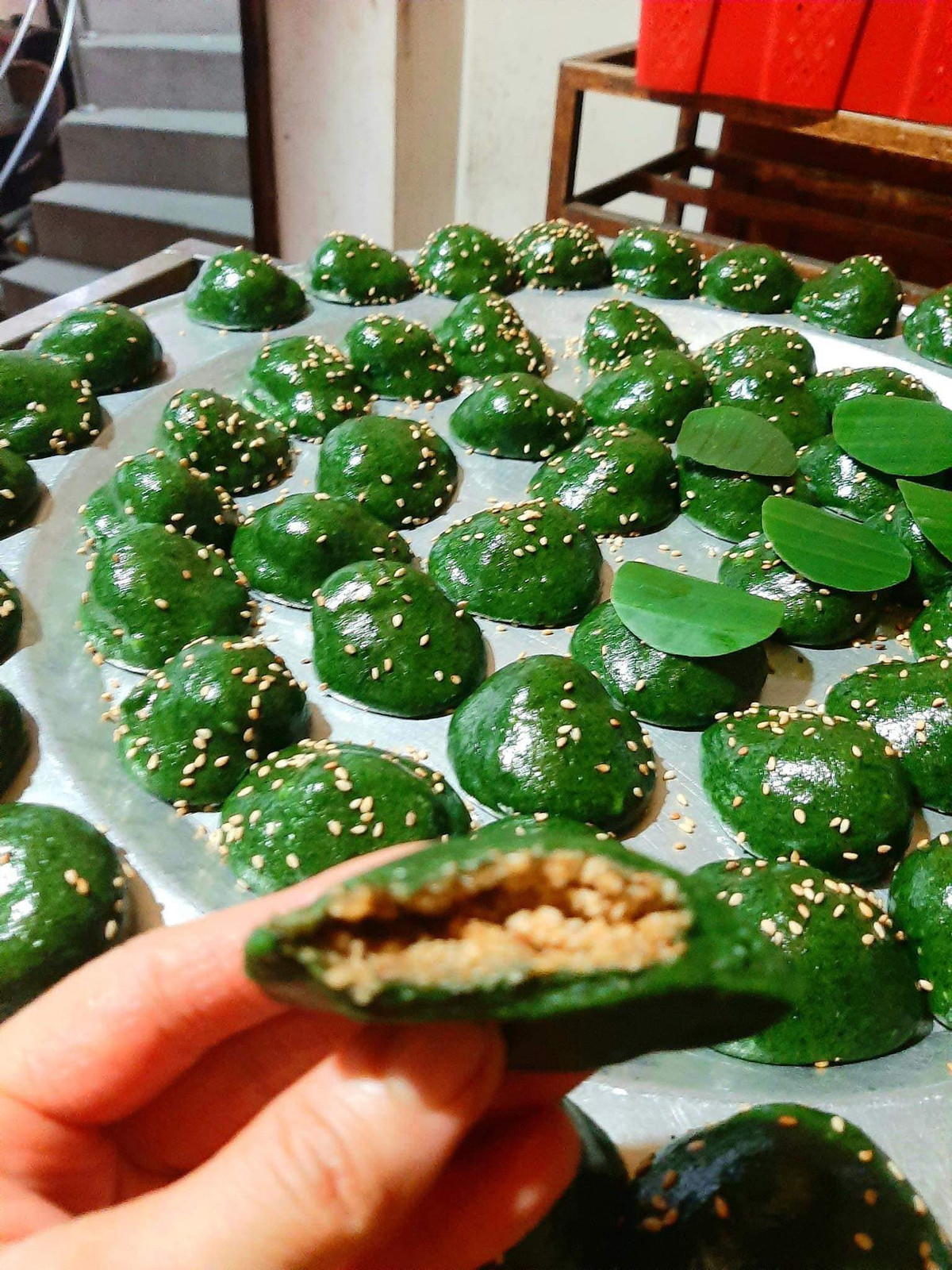 Thời gian gần đây, món bánh ngài Lạng Sơn - một đặc sản vùng cao đang gây sốt trên chợ mạng khiến các bà nội trợ "phát cuồng".